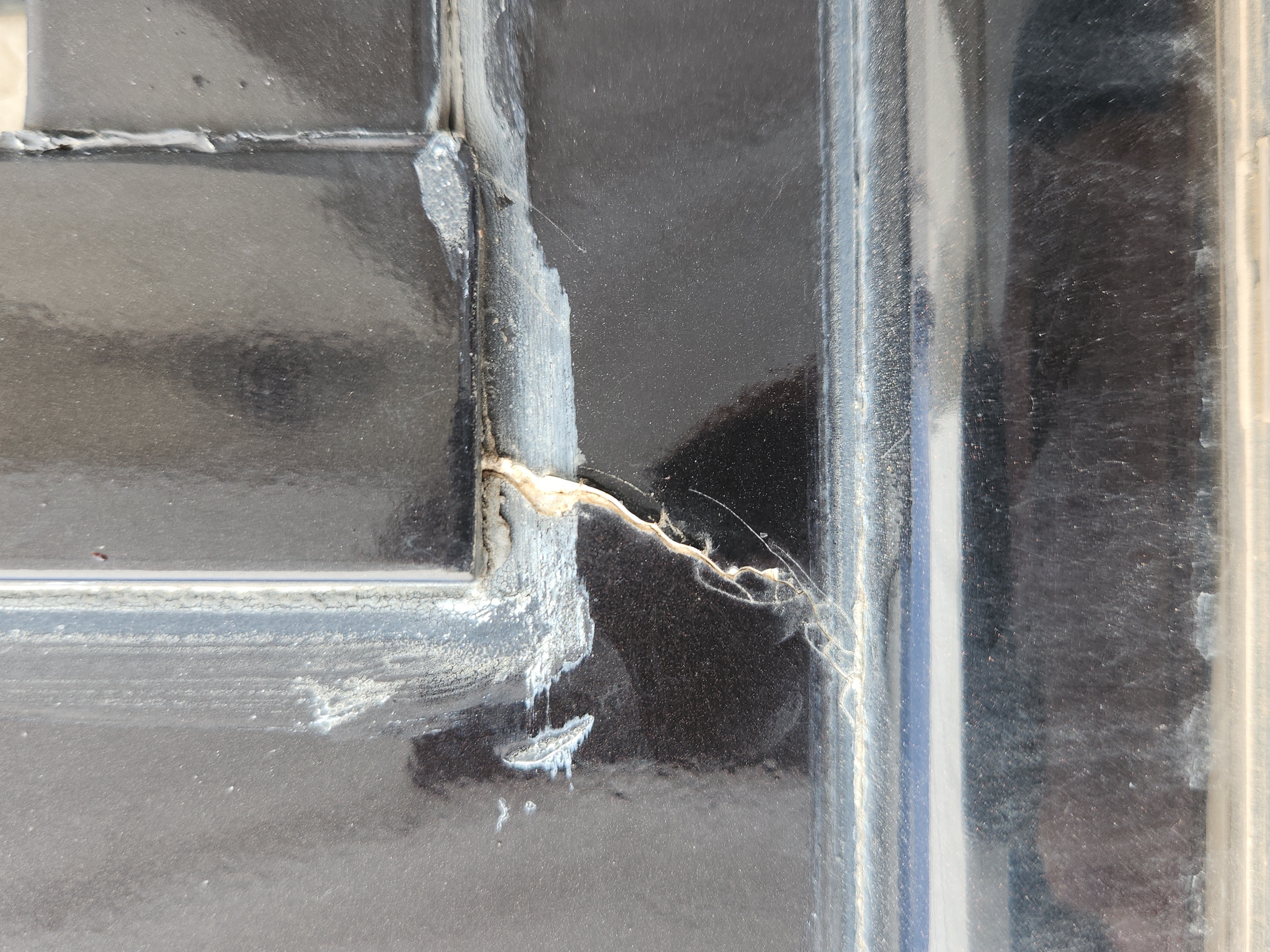 Fiberglass cracking beneath the slideout on the opposite side of the RV