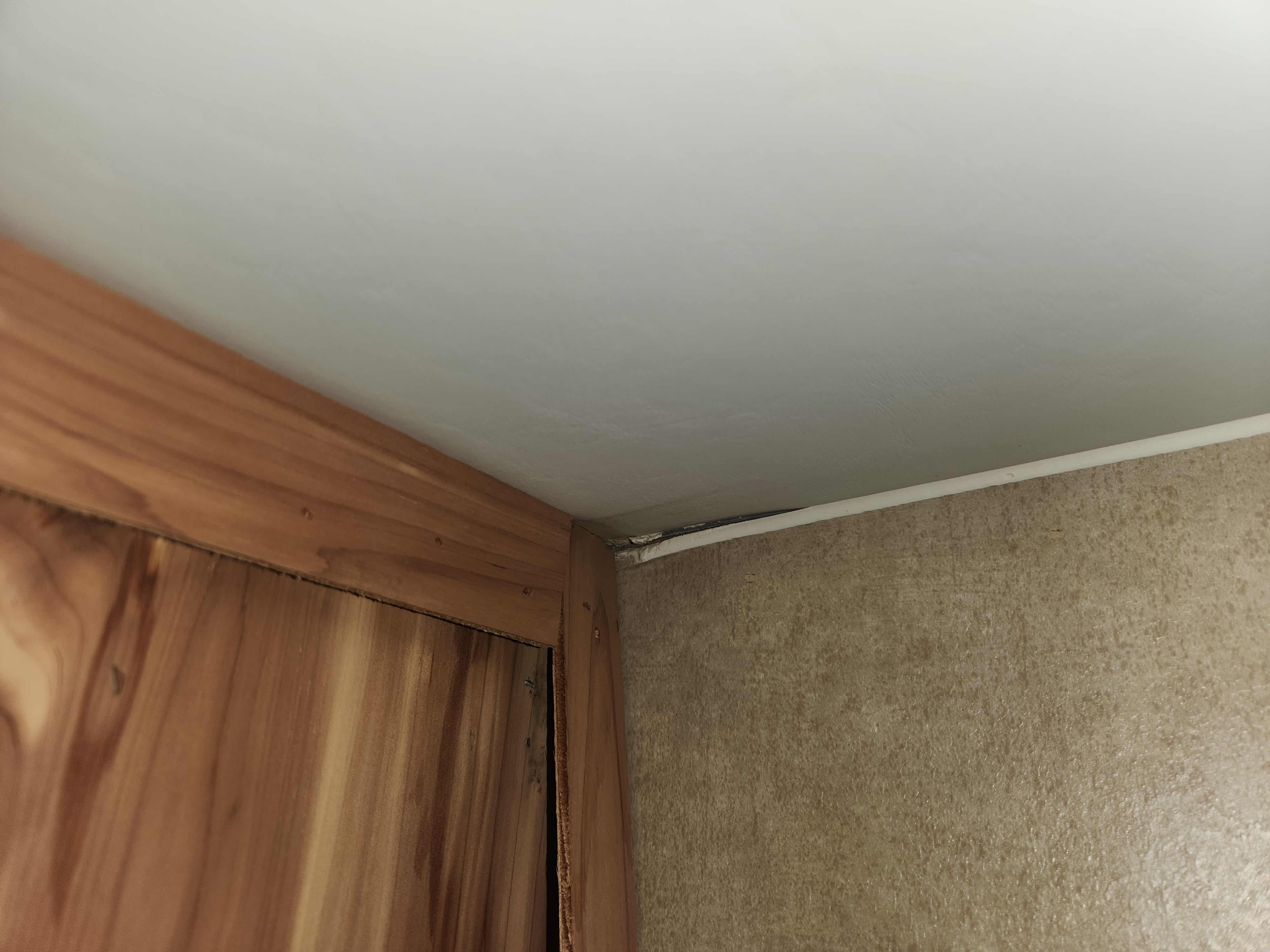 Ceiling corner showing gap between trim and ceiling while RV is raised